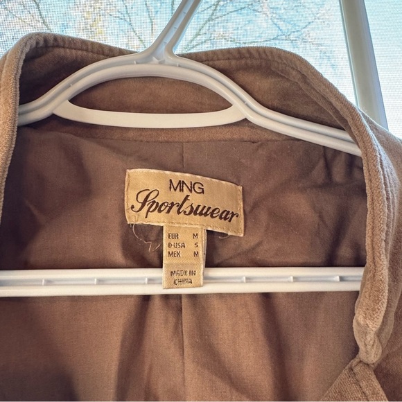 Vintage Women's Tan Velvet Jacket with Bow Details and Ruffle Back. - Picture 5 of 12